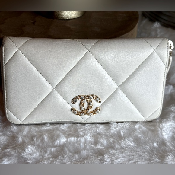 Chanel 19 Quilted Lambskin Leather Zip Around Wallet w/COA - Picture 2 of 16